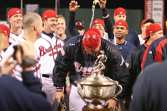 Braves Champagne Bath Paronto 1